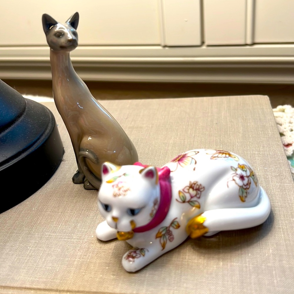 Franklin Mint 1986 … Gatos …. Siamese and Satsuma Cats beautiful in every way.